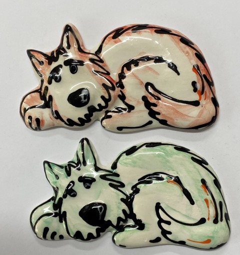 13472--dog-resting-white-base--5x9cm